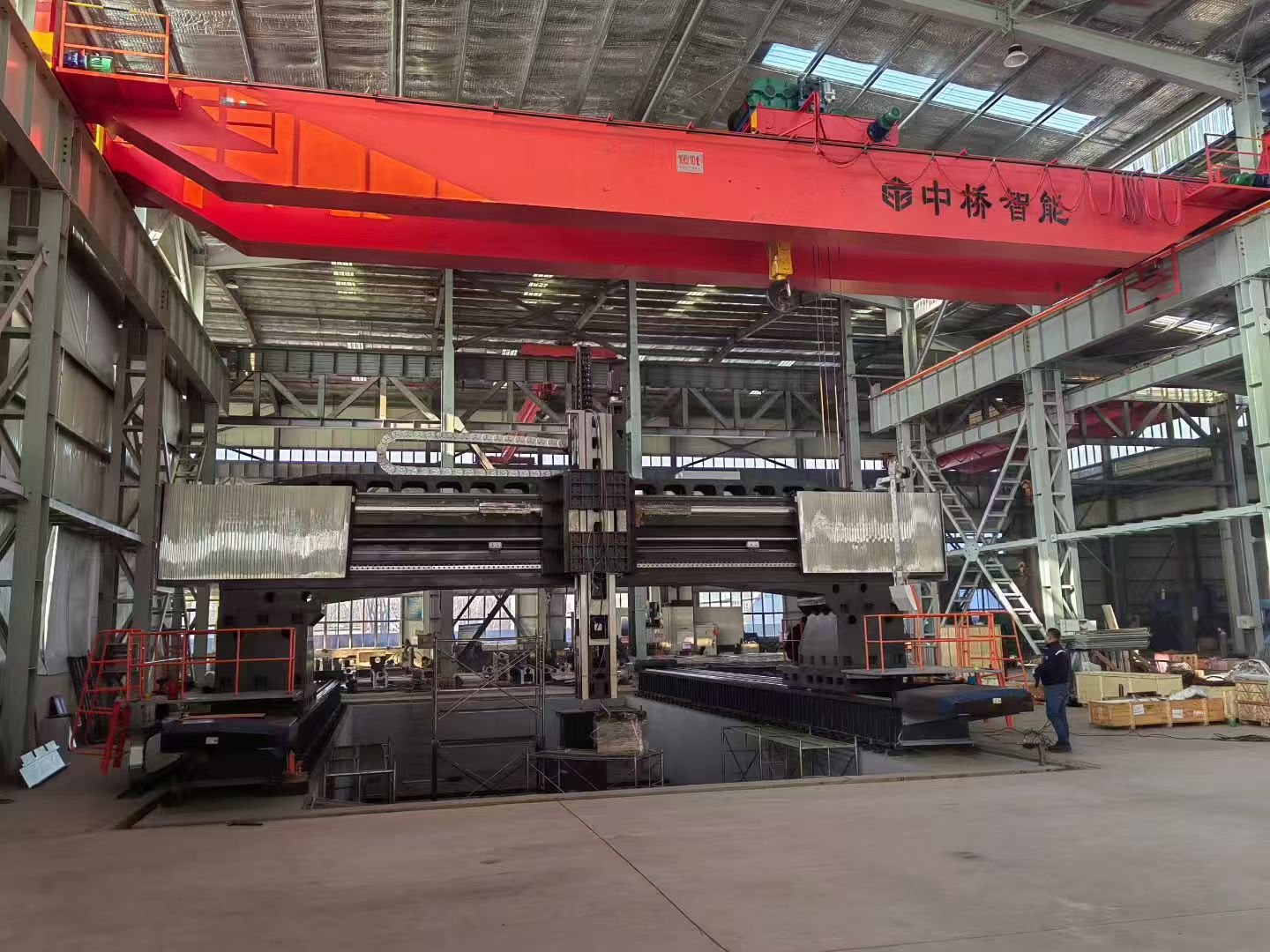 Observe cómo se ensambla con éxito un enorme centro de mecanizado de pórtico CNC.